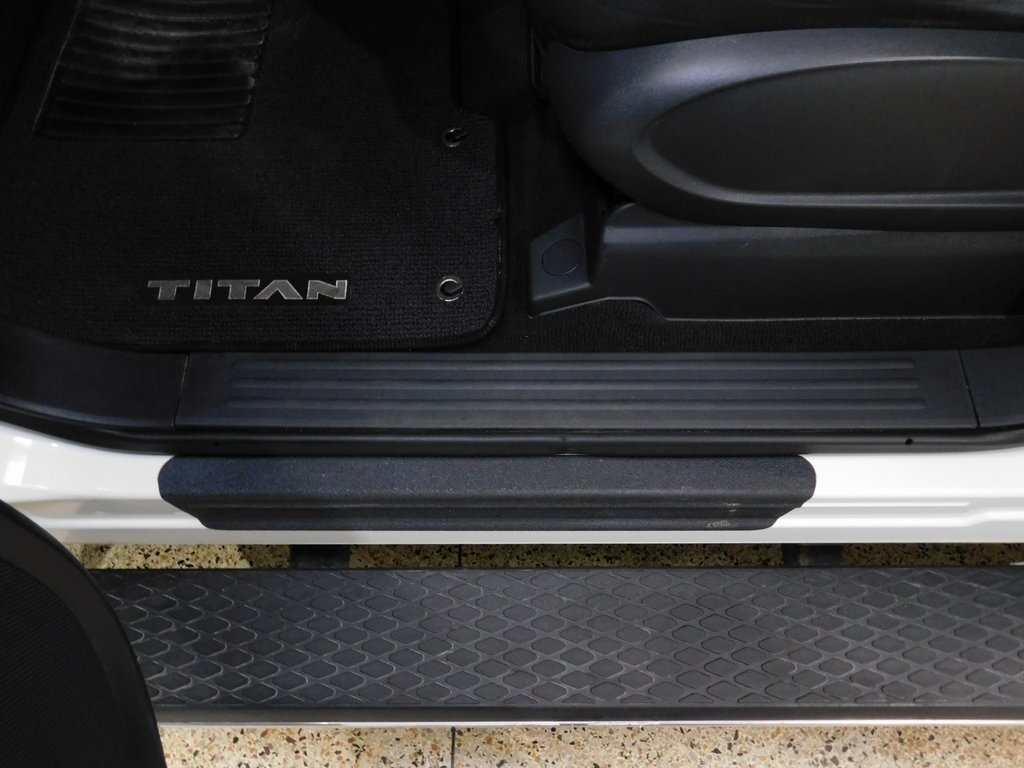 Nissan Titan SV Crew Cab 4WD 2017