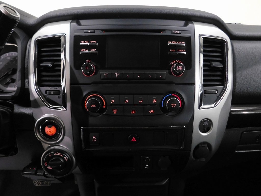 Nissan Titan SV Crew Cab 4WD 2017