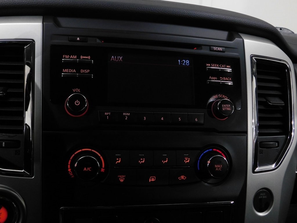 Nissan Titan SV Crew Cab 4WD 2017