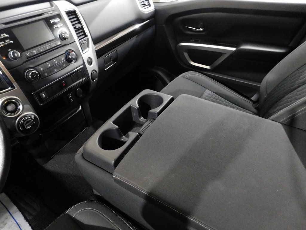 Nissan Titan SV Crew Cab 4WD 2017