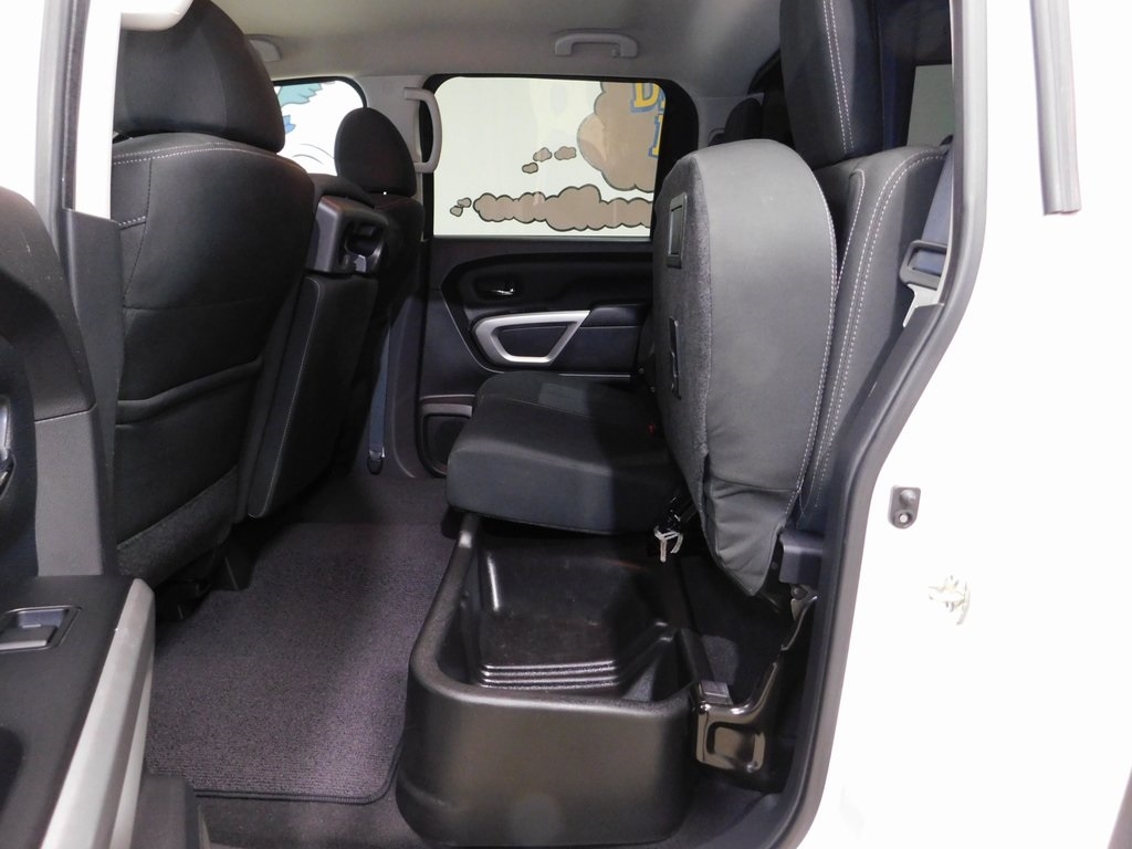 Nissan Titan SV Crew Cab 4WD 2017