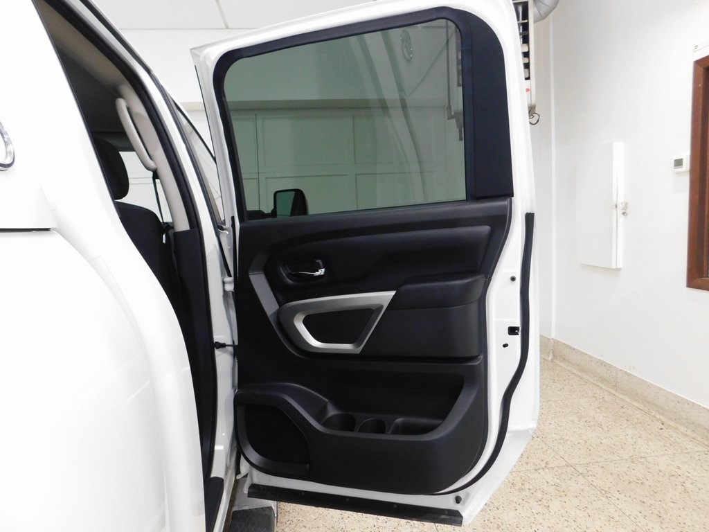 Nissan Titan SV Crew Cab 4WD 2017