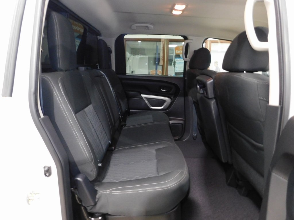 Nissan Titan SV Crew Cab 4WD 2017