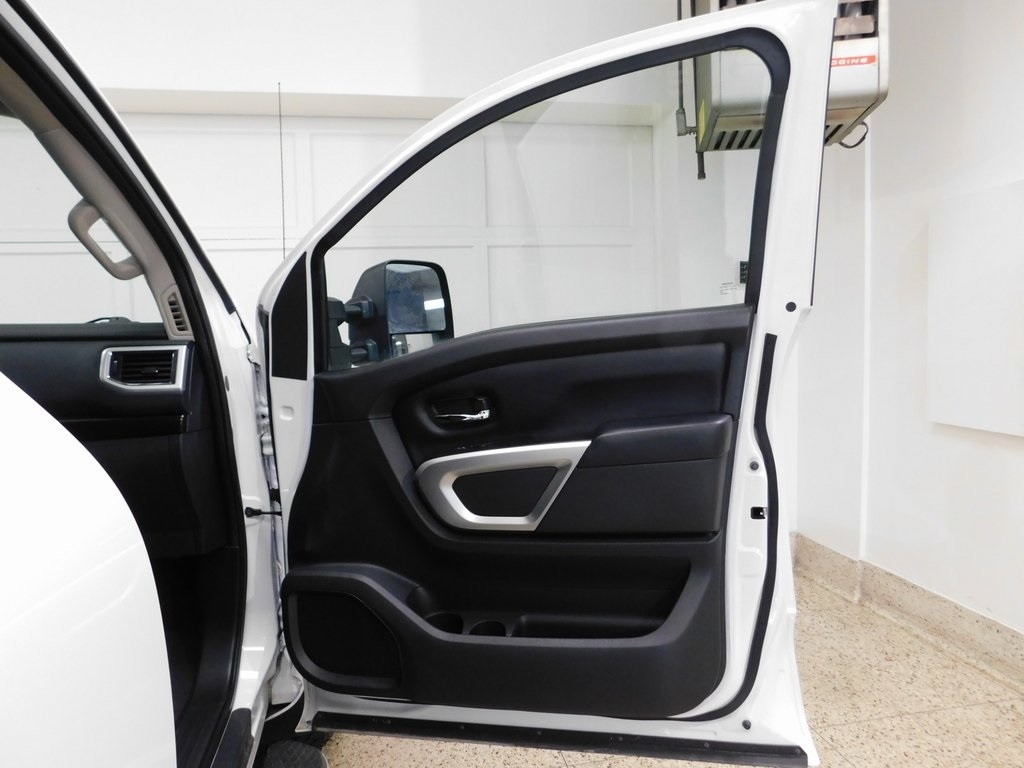 Nissan Titan SV Crew Cab 4WD 2017