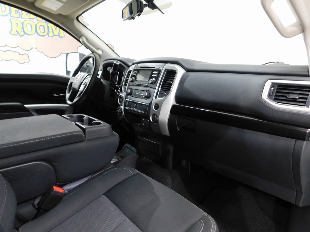 Nissan Titan SV Crew Cab 4WD 2017