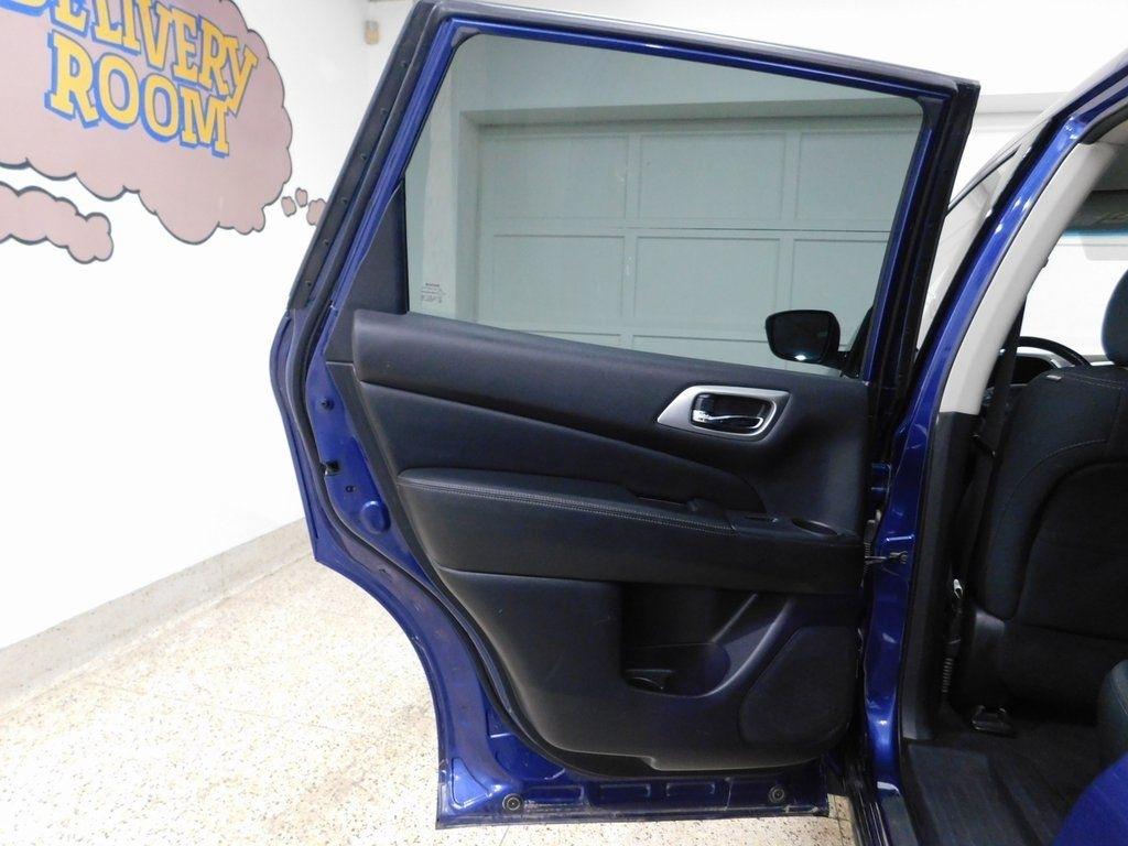 Nissan Pathfinder SV 4WD 2018