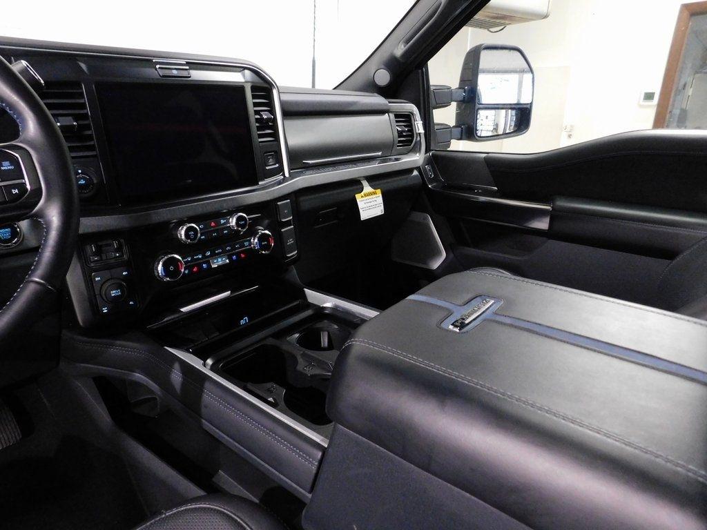 Ford F-250 SD Platinum Crew Cab 4WD 2025