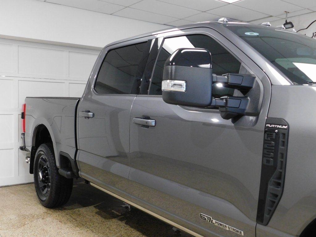 Ford F-250 SD Platinum Crew Cab 4WD 2025