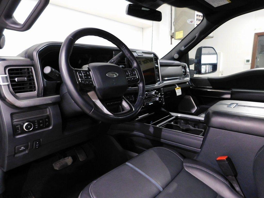 Ford F-250 SD Platinum Crew Cab 4WD 2025
