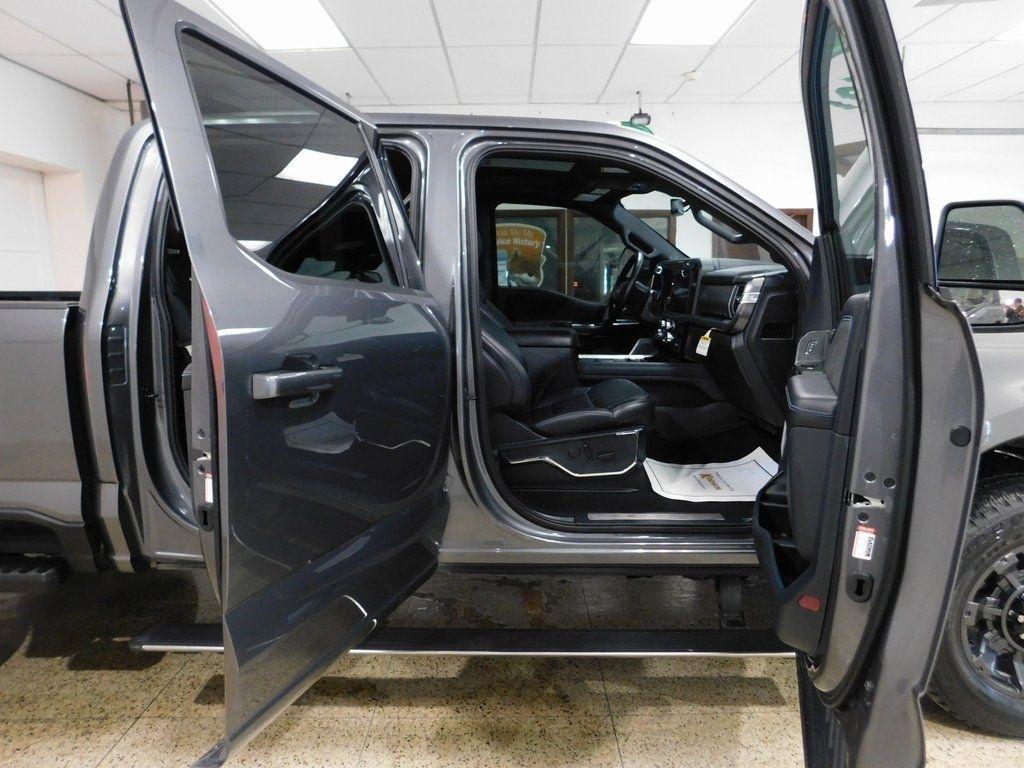 Ford F-250 SD Platinum Crew Cab 4WD 2025