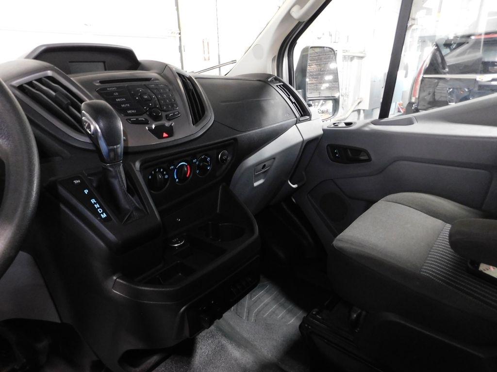 Ford Transit 150 Wagon Med. Roof XLT w/Sliding Pass. 130-in. WB 2018