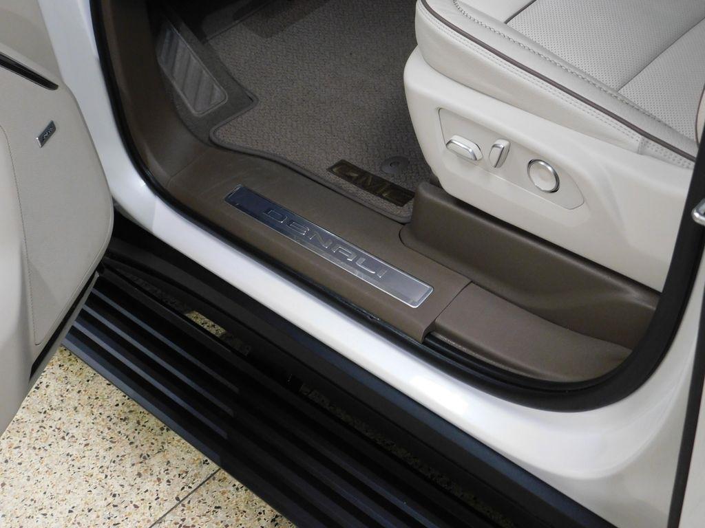 GMC Yukon XL Denali 4WD 2025