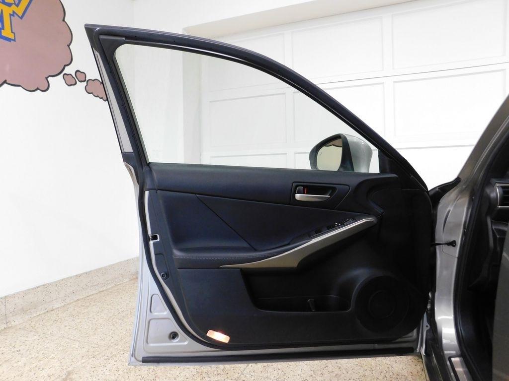 Lexus IS 300 RWD 2018