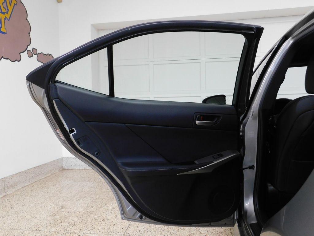 Lexus IS 300 RWD 2018