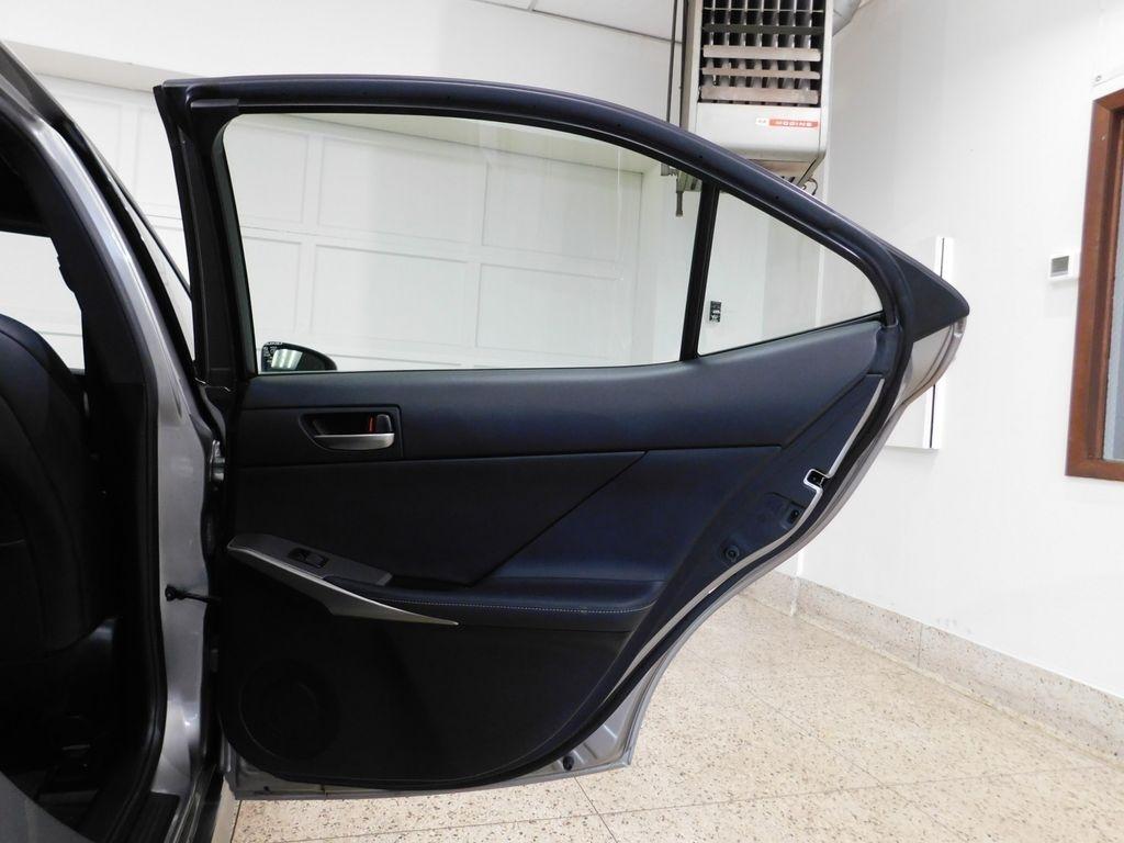 Lexus IS 300 RWD 2018