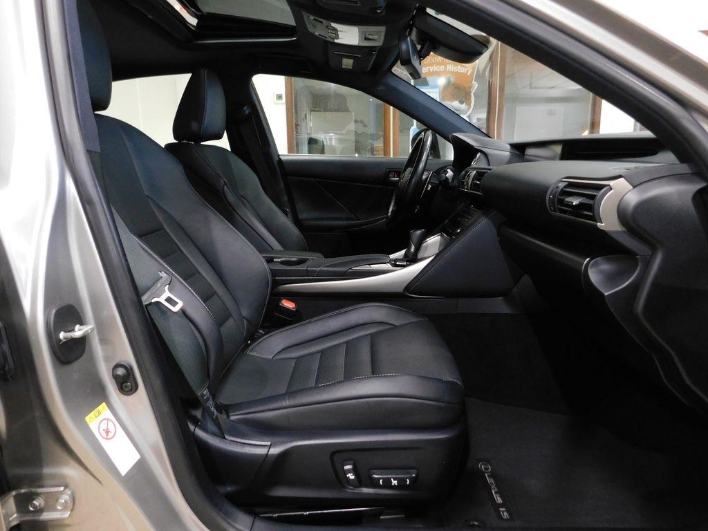 Lexus IS 300 RWD 2018