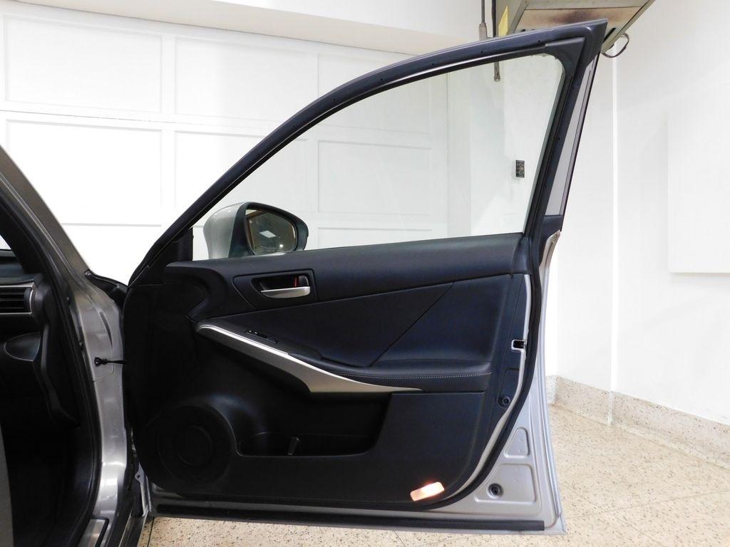 Lexus IS 300 RWD 2018