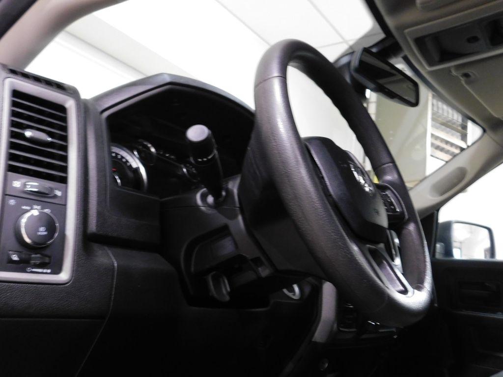 RAM 1500 Classic Tradesman Crew Cab SWB 4WD 2022