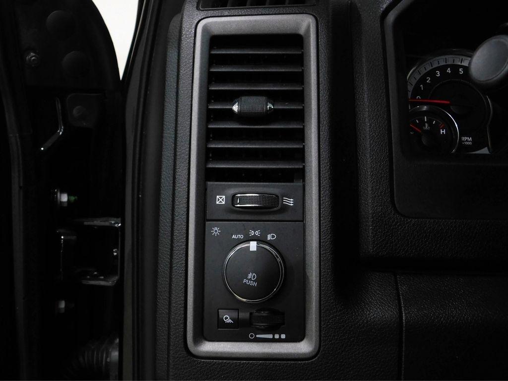 RAM 1500 Classic Tradesman Crew Cab SWB 4WD 2022