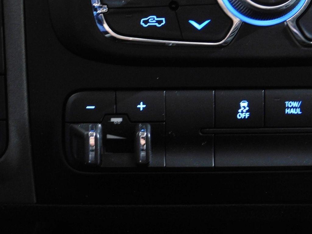 RAM 1500 Classic Tradesman Crew Cab SWB 4WD 2022