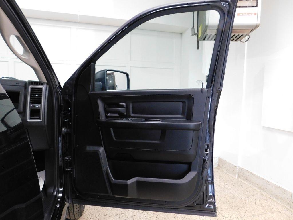 RAM 1500 Classic Tradesman Crew Cab SWB 4WD 2022