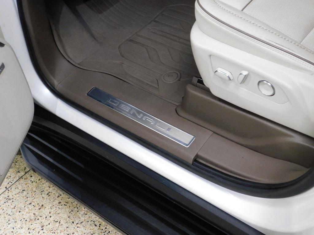 GMC Yukon Denali 4WD 2021