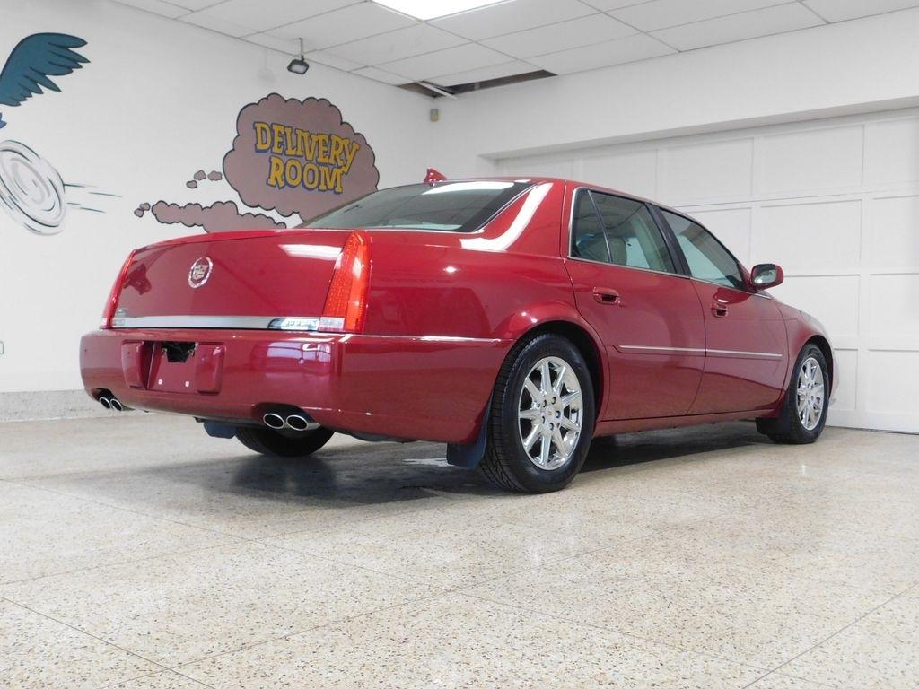 Cadillac DTS Luxury 2011