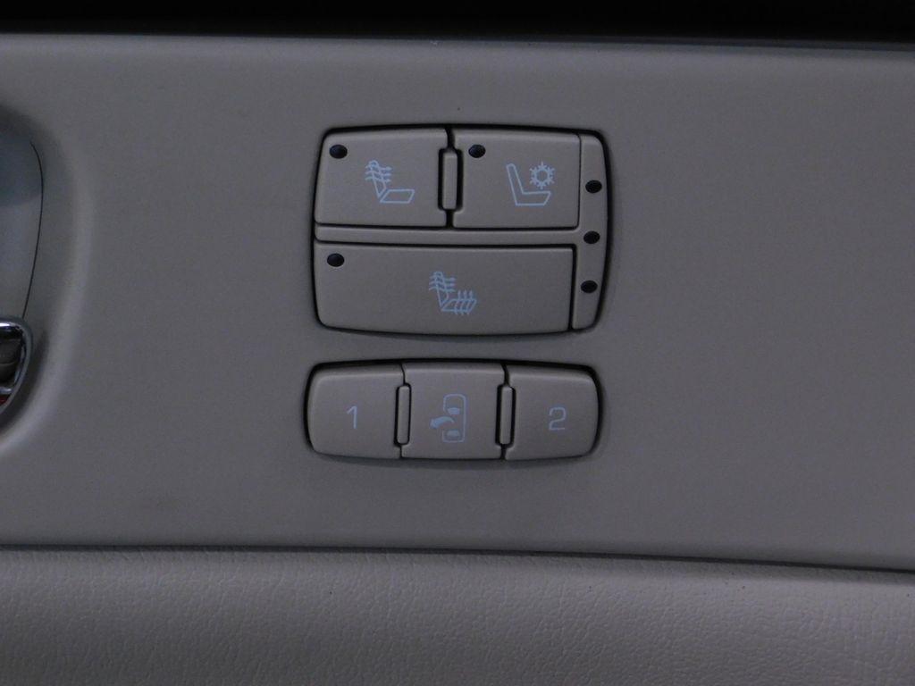 Cadillac DTS Luxury 2011
