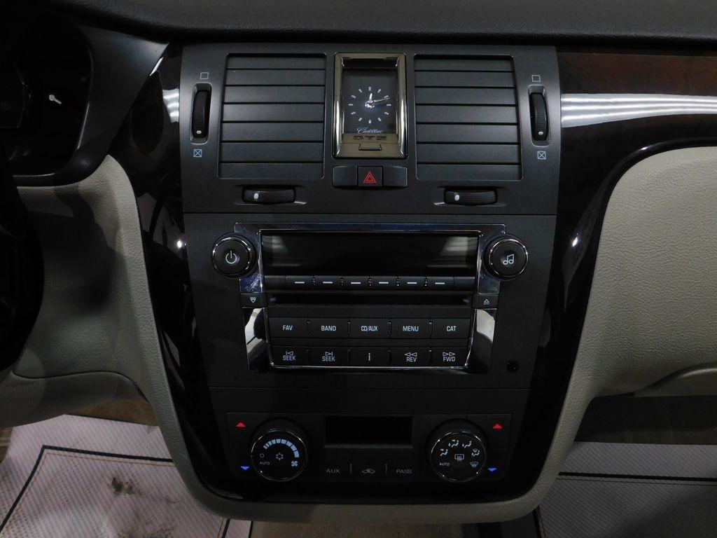 Cadillac DTS Luxury 2011