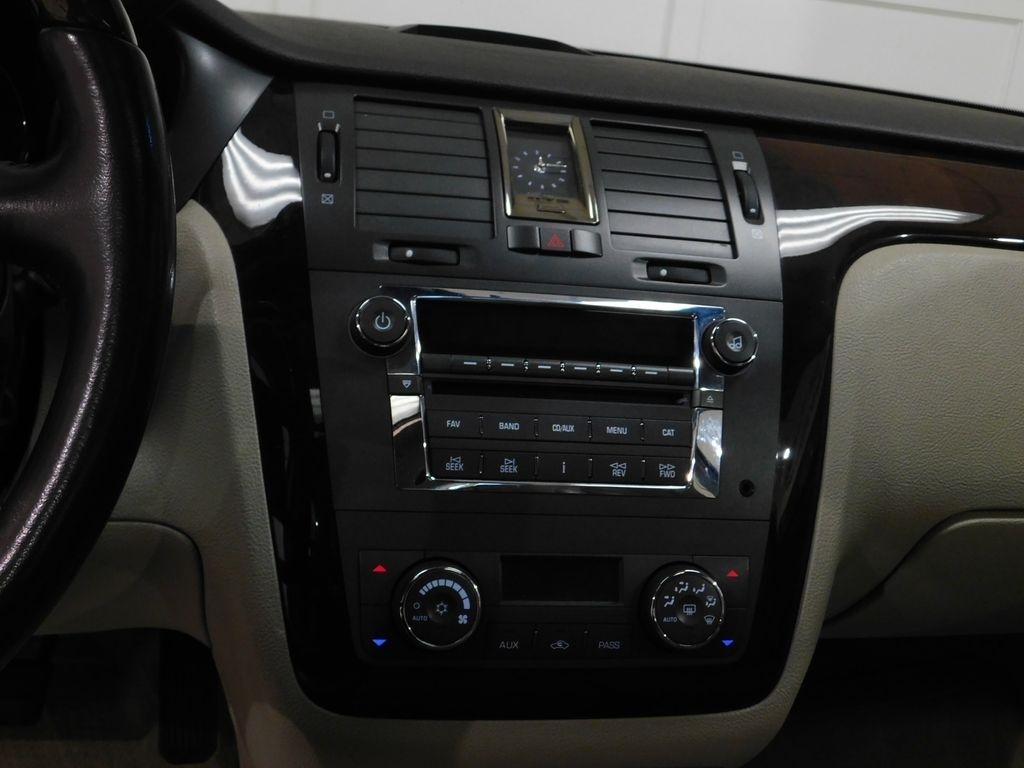 Cadillac DTS Luxury 2011