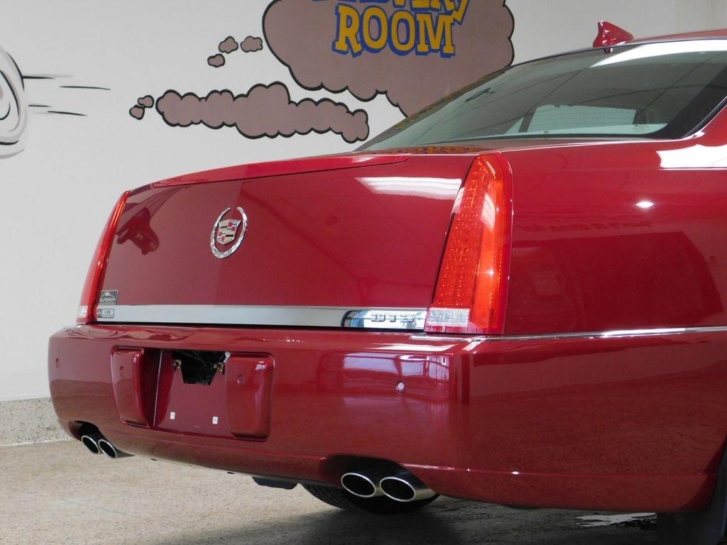 Cadillac DTS Luxury 2011
