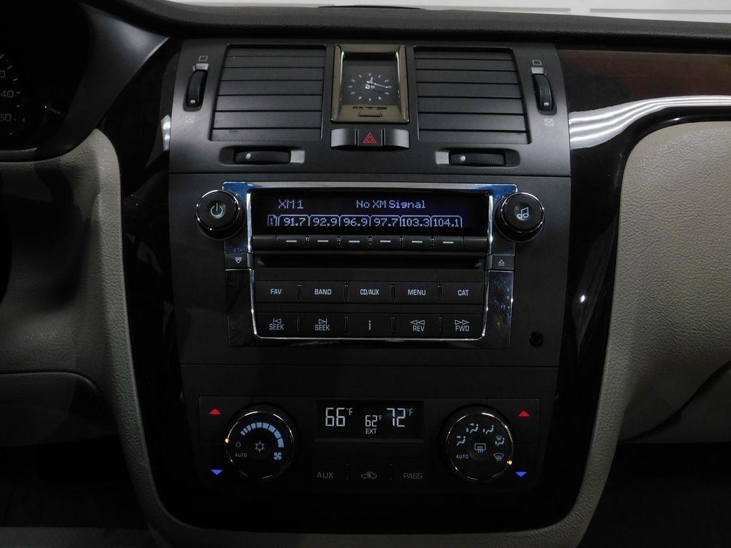 Cadillac DTS Luxury 2011