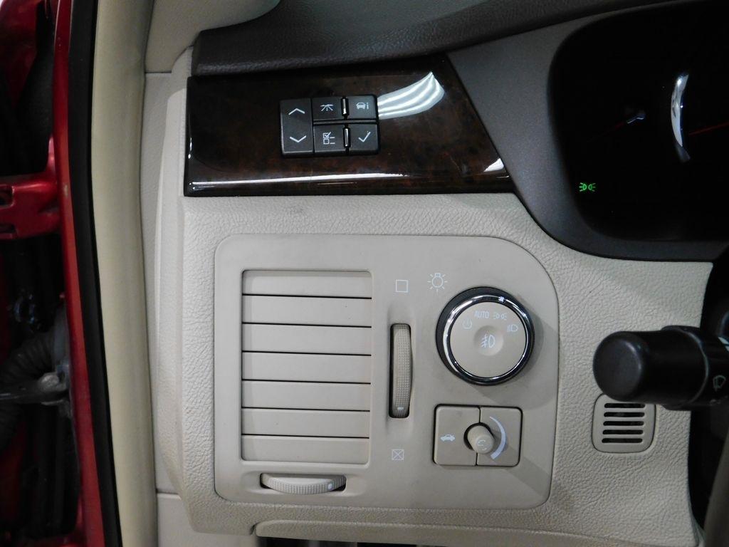 Cadillac DTS Luxury 2011