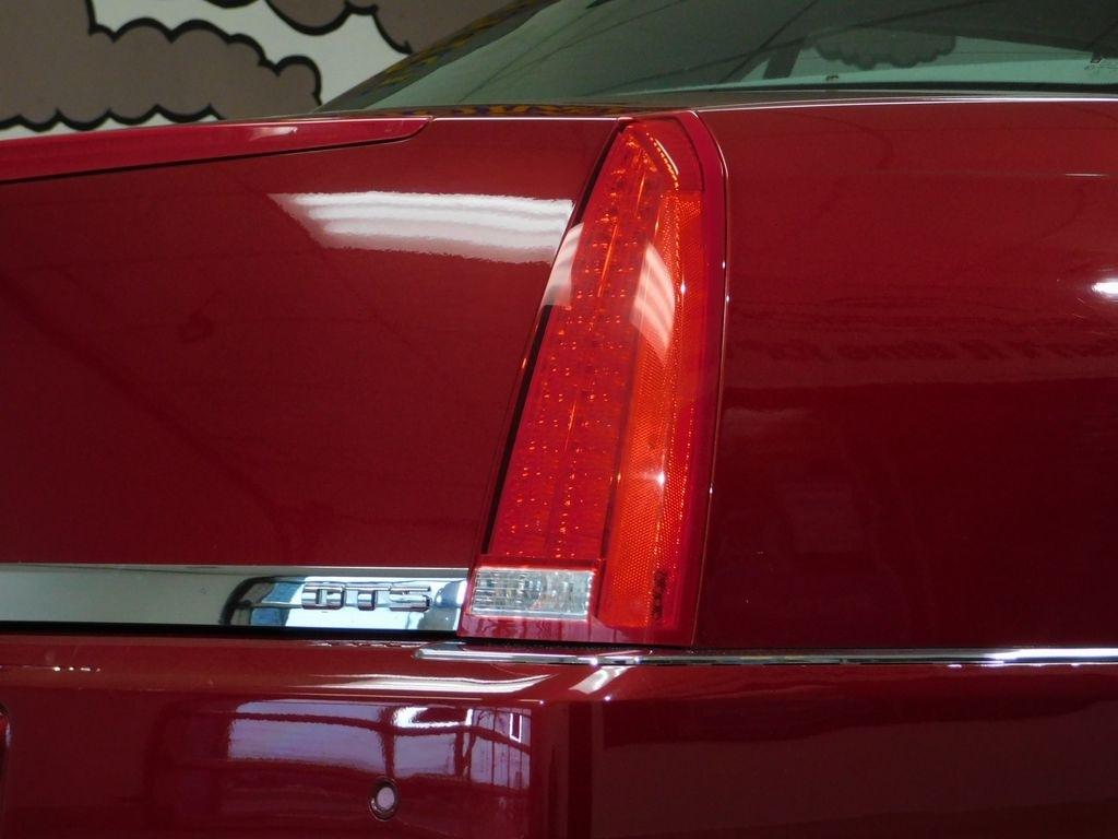 Cadillac DTS Luxury 2011