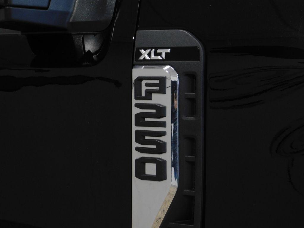 Ford F-250 SD XLT Crew Cab 4WD 2023