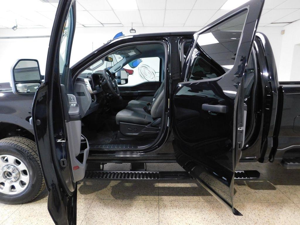 Ford F-250 SD XLT Crew Cab 4WD 2023