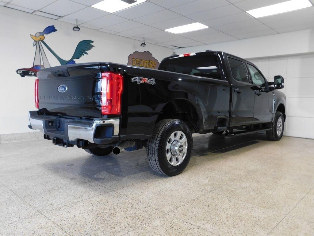 Ford F-250 SD XLT Crew Cab 4WD 2023