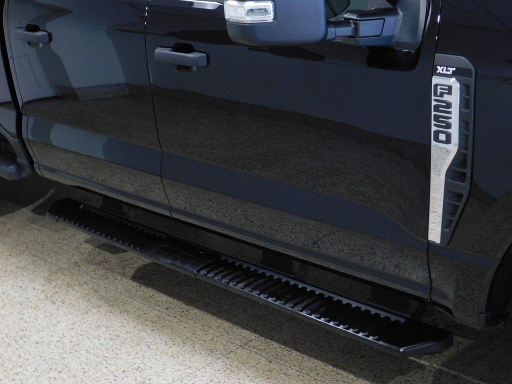 Ford F-250 SD XLT Crew Cab 4WD 2023