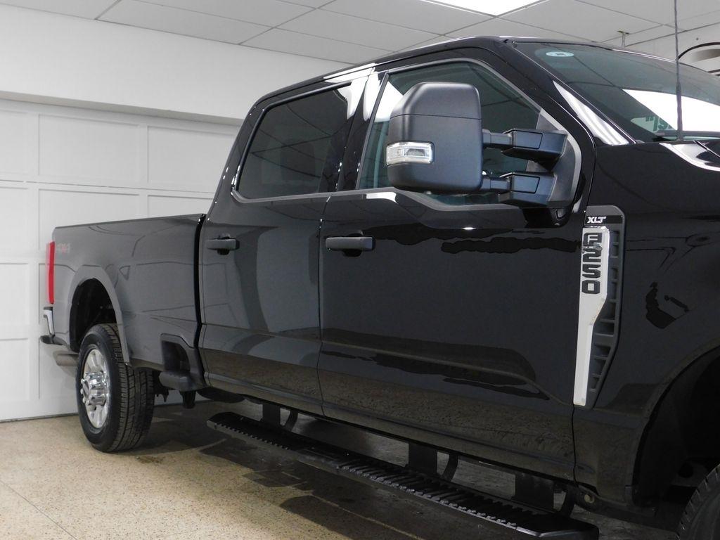 Ford F-250 SD XLT Crew Cab 4WD 2023