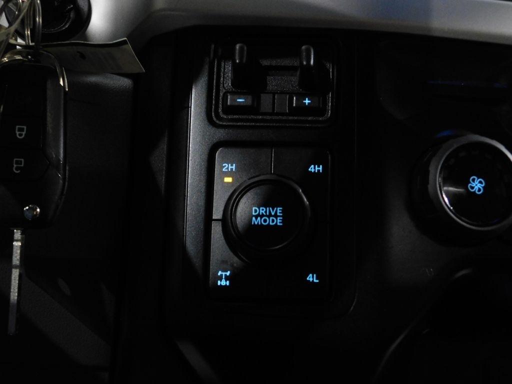 Ford F-250 SD XLT Crew Cab 4WD 2023