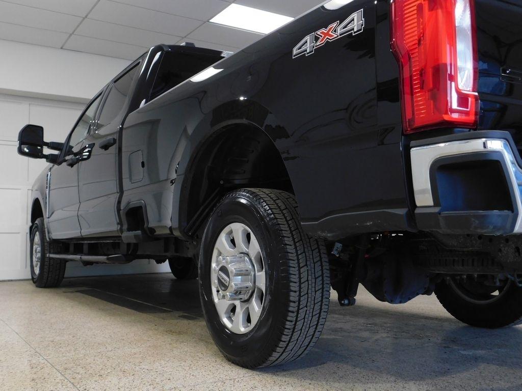 Ford F-250 SD XLT Crew Cab 4WD 2023