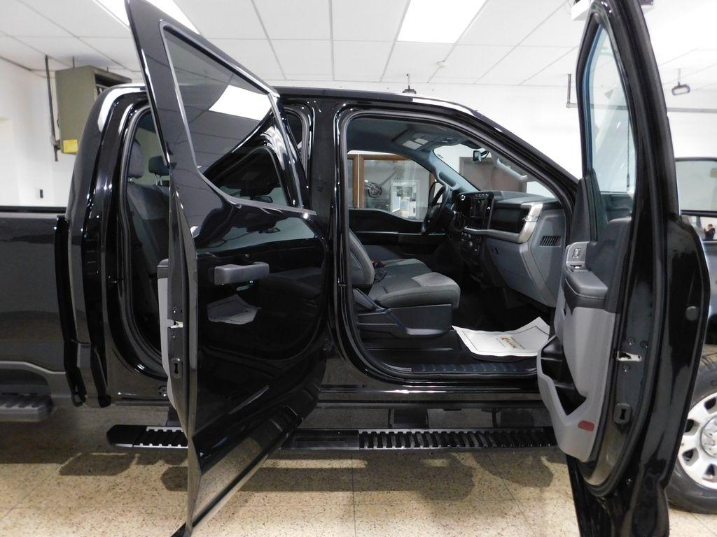 Ford F-250 SD XLT Crew Cab 4WD 2023