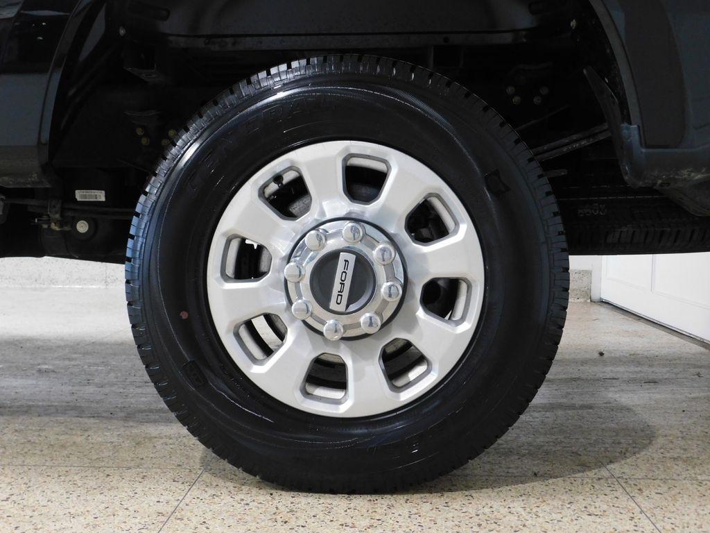 Ford F-250 SD XLT Crew Cab 4WD 2023