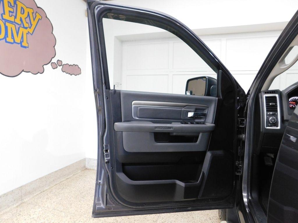 RAM 1500 SLT Crew Cab SWB 4WD 2016