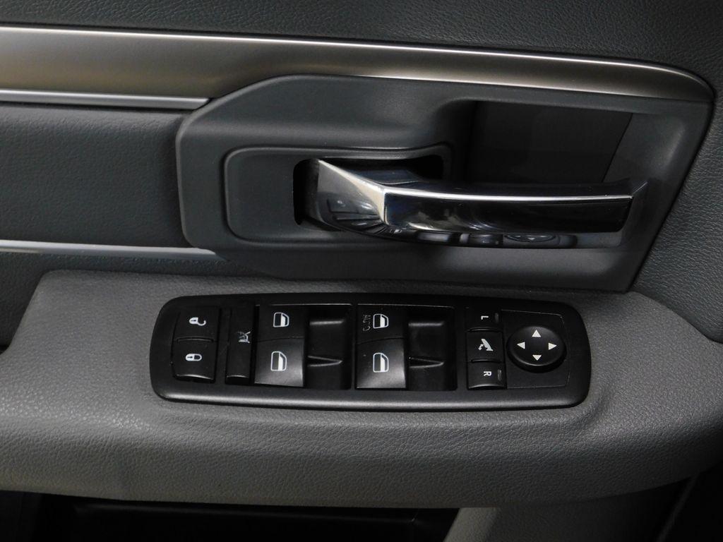 RAM 1500 SLT Crew Cab SWB 4WD 2016