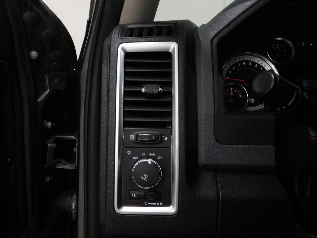 RAM 1500 SLT Crew Cab SWB 4WD 2016