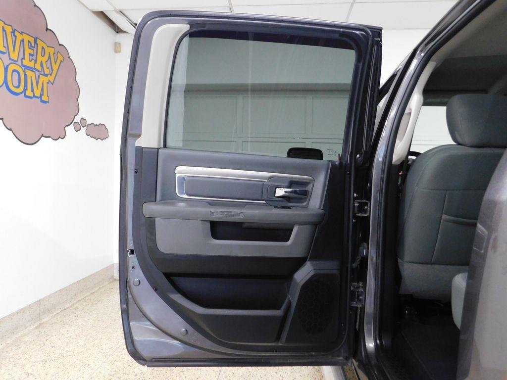 RAM 1500 SLT Crew Cab SWB 4WD 2016
