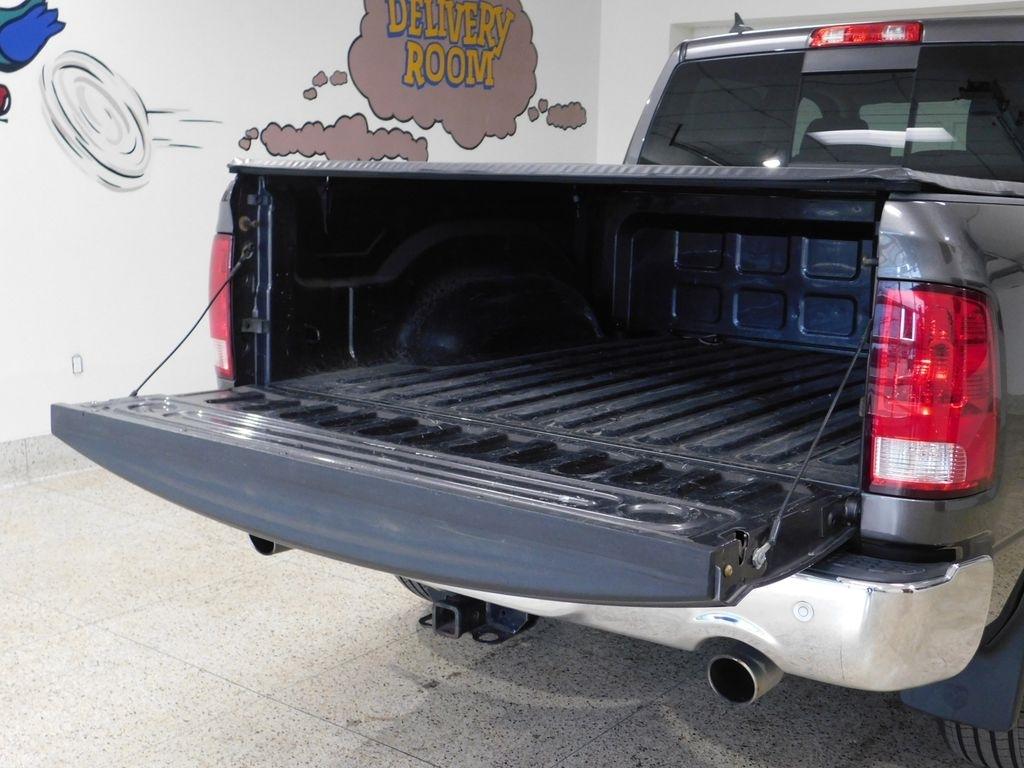 RAM 1500 SLT Crew Cab SWB 4WD 2016