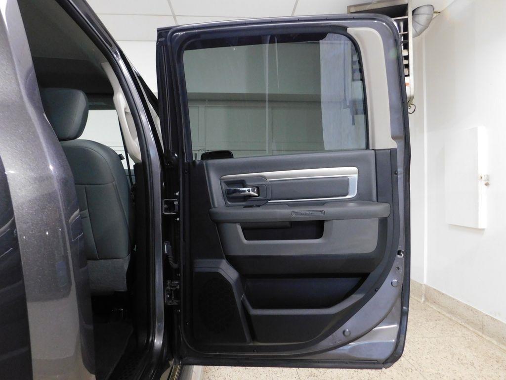 RAM 1500 SLT Crew Cab SWB 4WD 2016