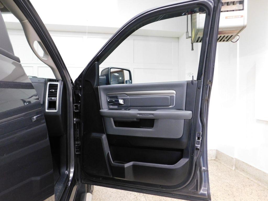 RAM 1500 SLT Crew Cab SWB 4WD 2016